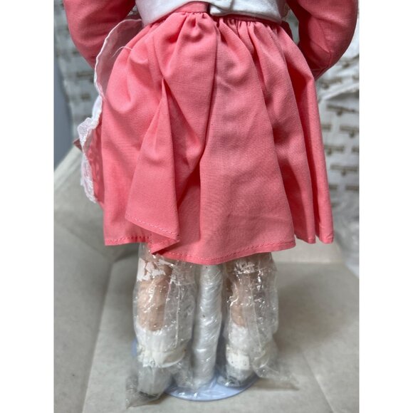 Ashton-Drake Galleries "Rose Marie" Porcelain Doll In Pink Dress & Lace Apron Wi - Picture 6 of 9